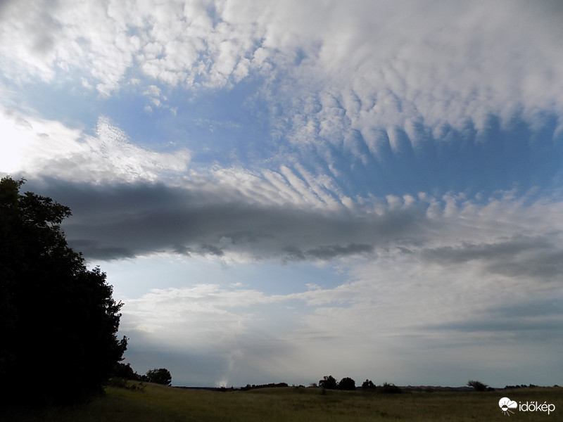 Fűrészfelhők.