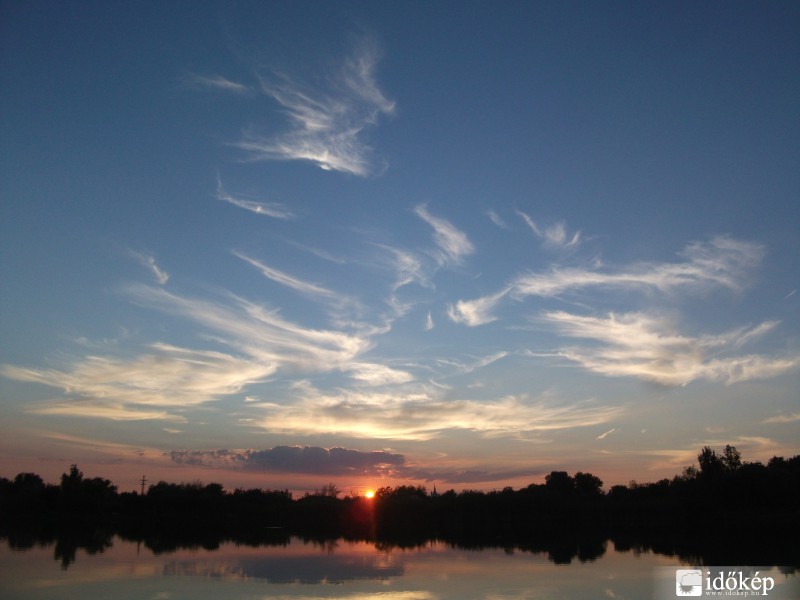 Cirrusokkal terített