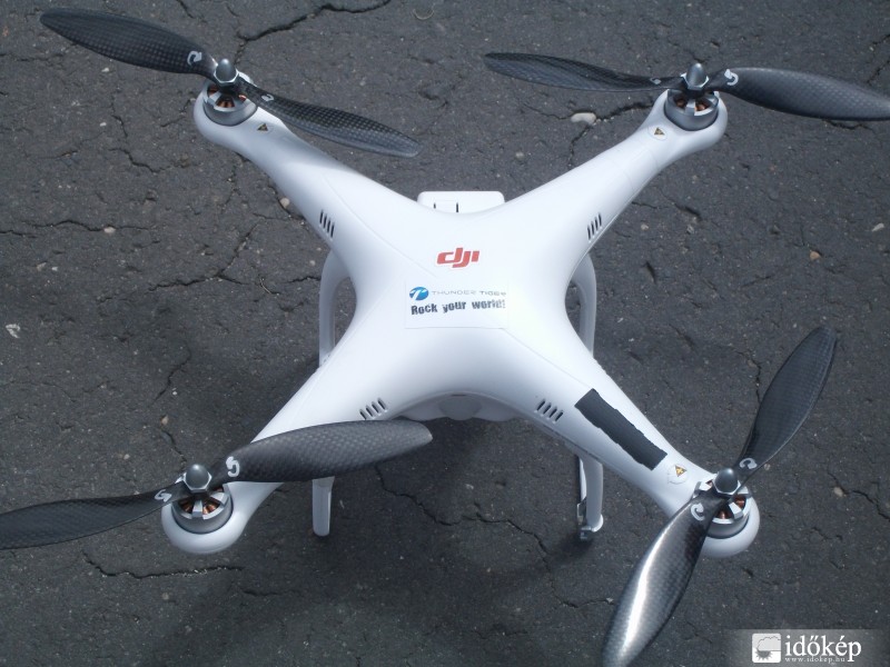 Drón, kis repülőgép, ami képeket készít a Dunáról.