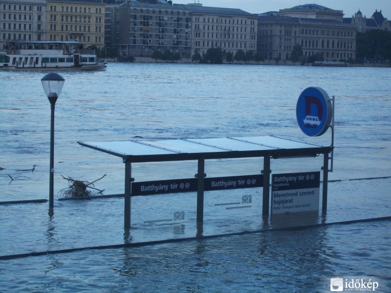 Víz alatt a buszmegálló. 