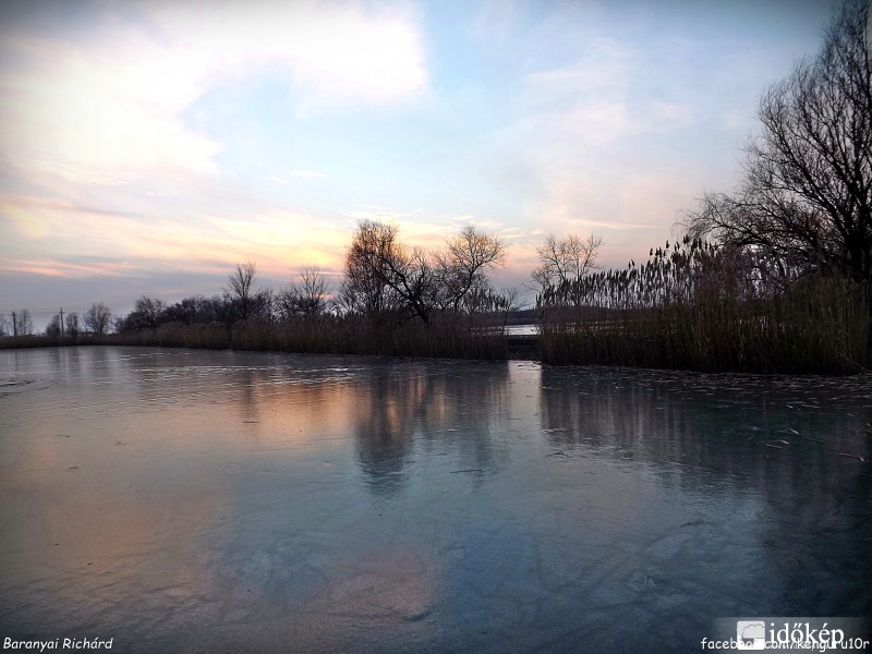 A befagyott tó jegén