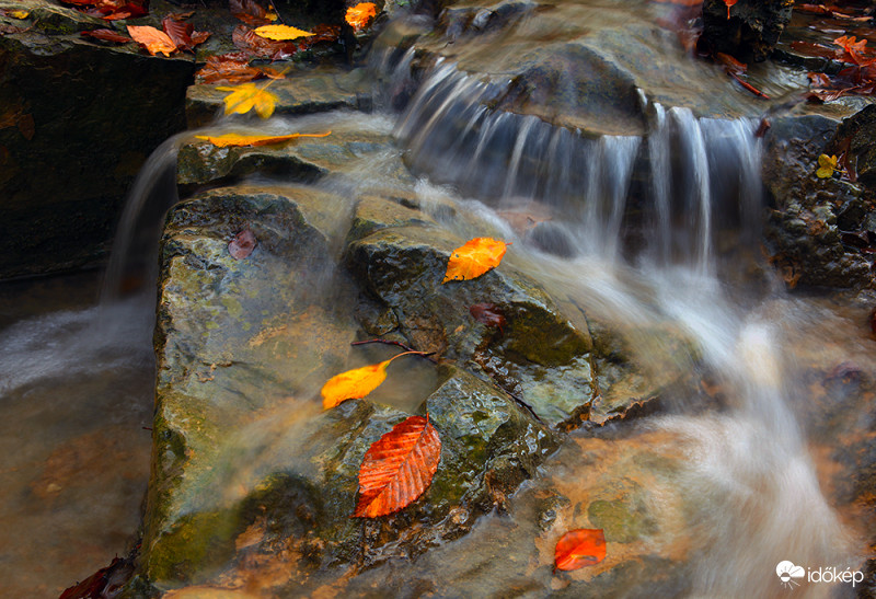 "Egy sziklafal útjába állt, S a dalnak így vége lett."