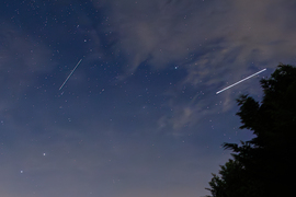 Kapu Tiborék Dragonja (halvány vonal) és az ISS