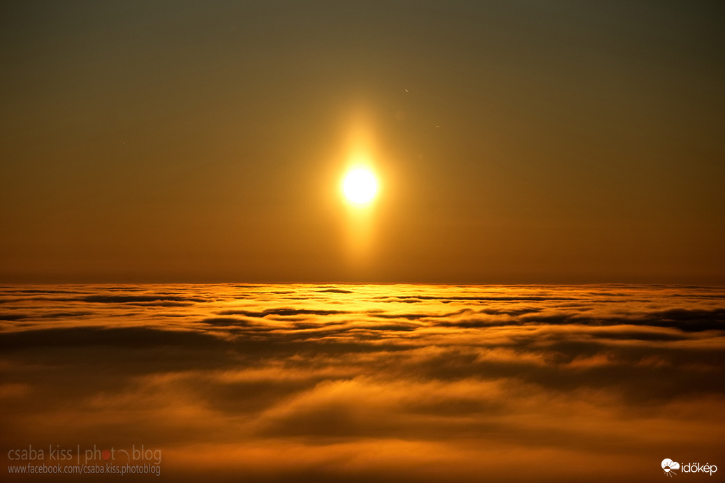 Napkelte a ködtenger felett