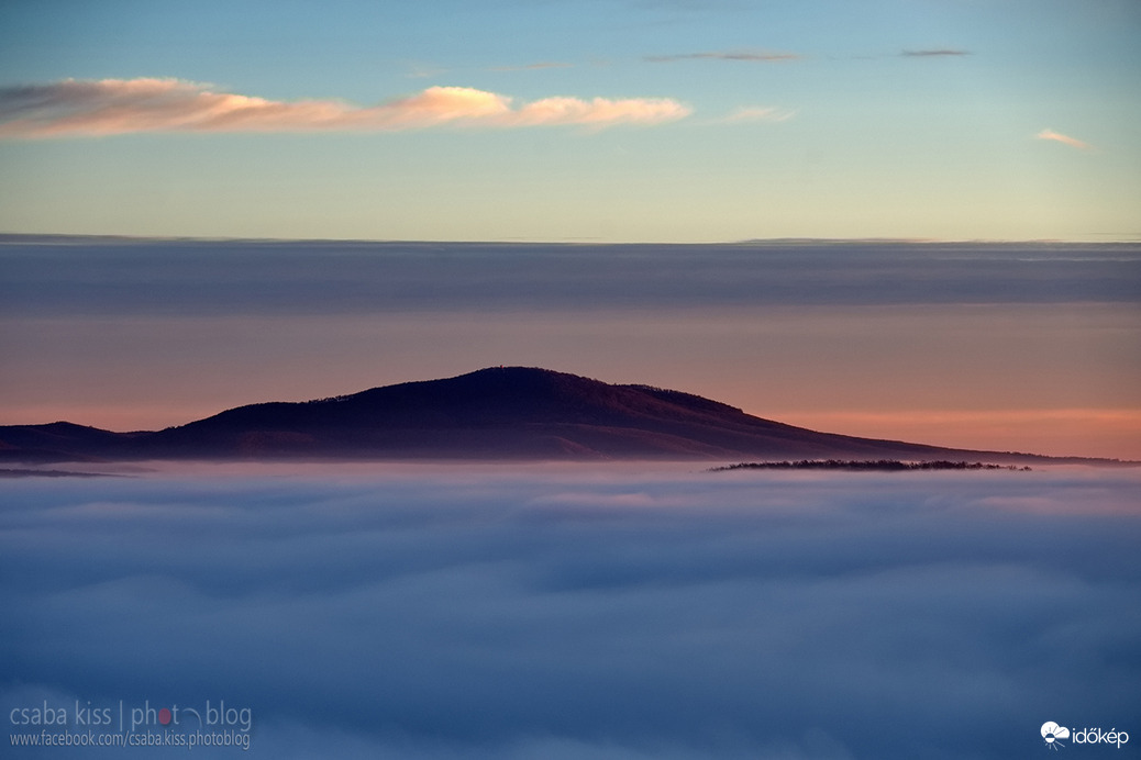 A Zengő csúcsa a ködpaplan felett.