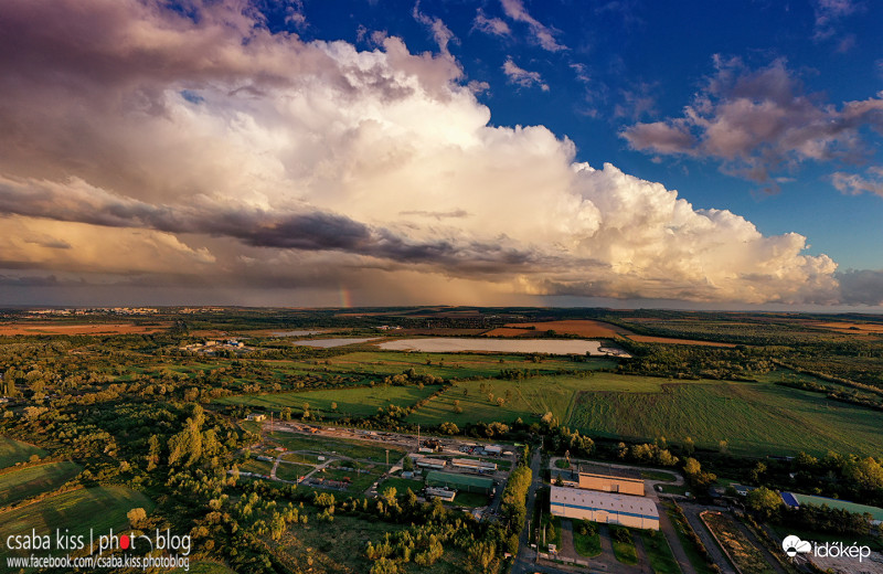 Szivárvány a zivatarfelhőben