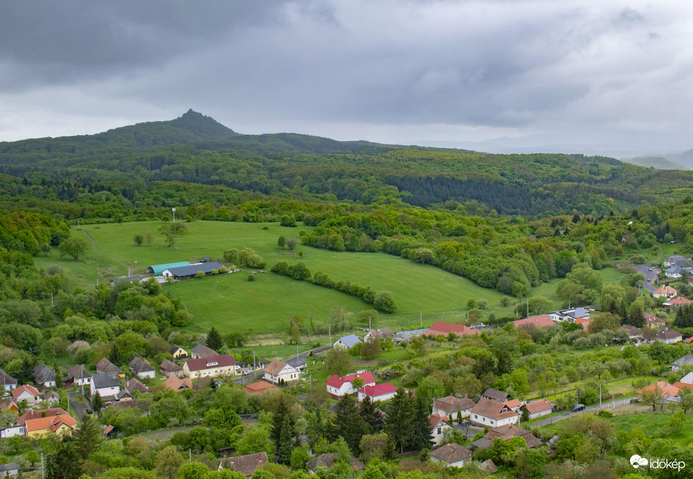 Somoskői vár a szakadó esőben