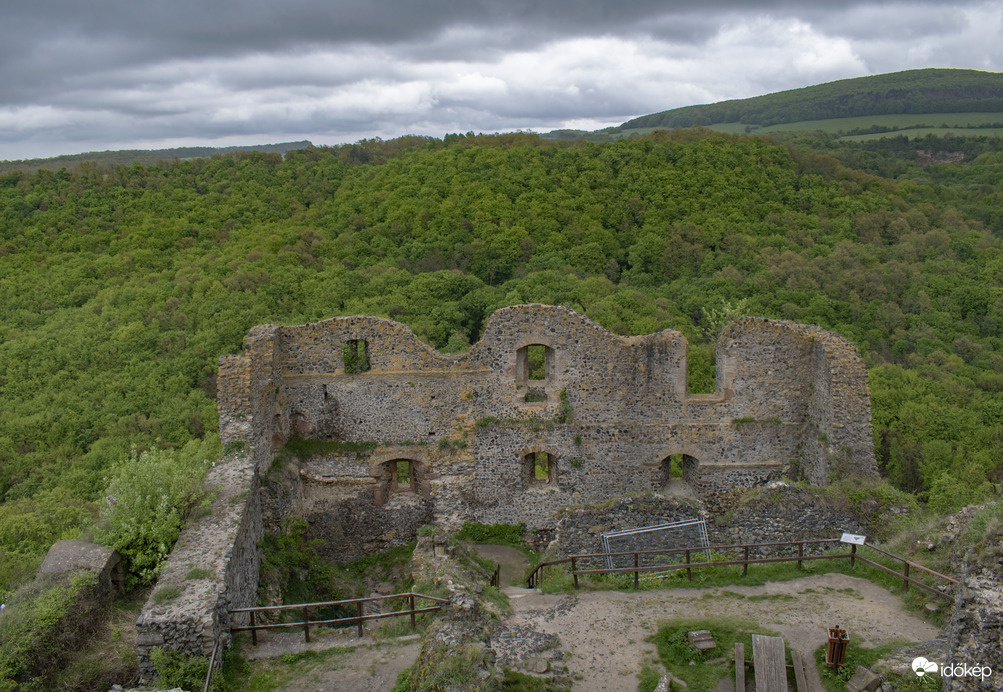 Somoskői vár a szakadó esőben