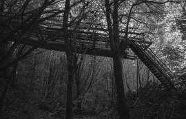 Acélszerkezet az erdő mélyén