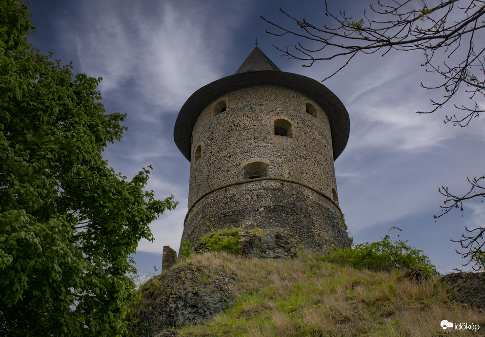 Somoskői vár a szakadó esőben