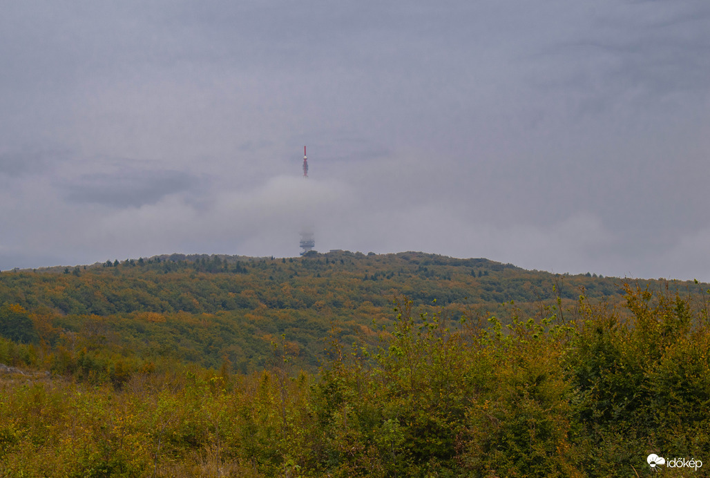 Felhő mögött rejtőzködve