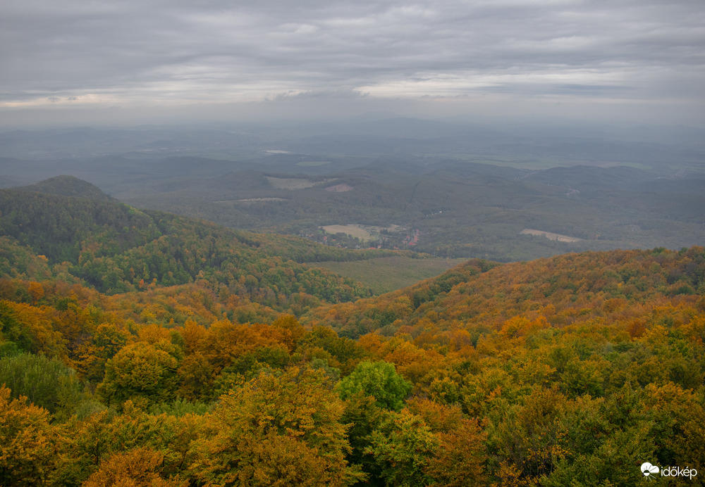 Felhőben a Galya-kilátó