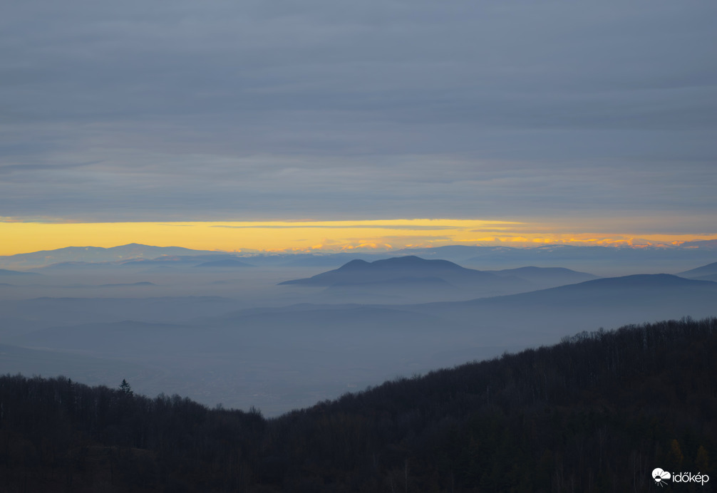Naplemente a ködtenger felett
