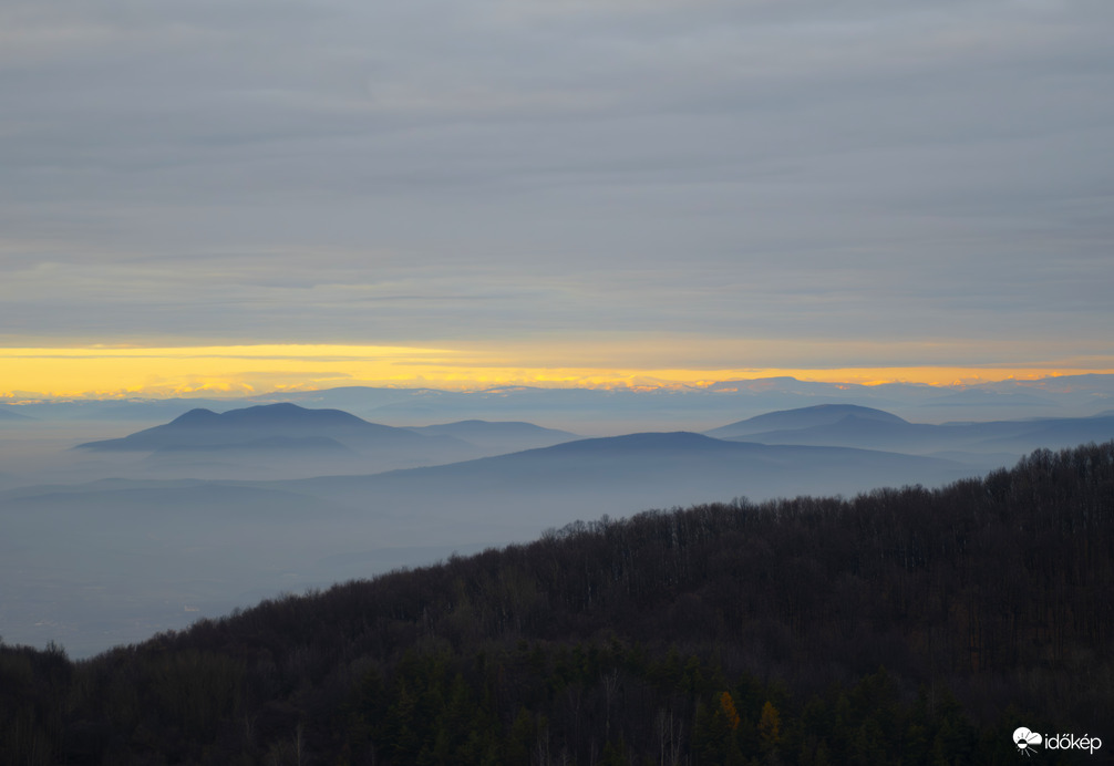 Naplemente a ködtenger felett
