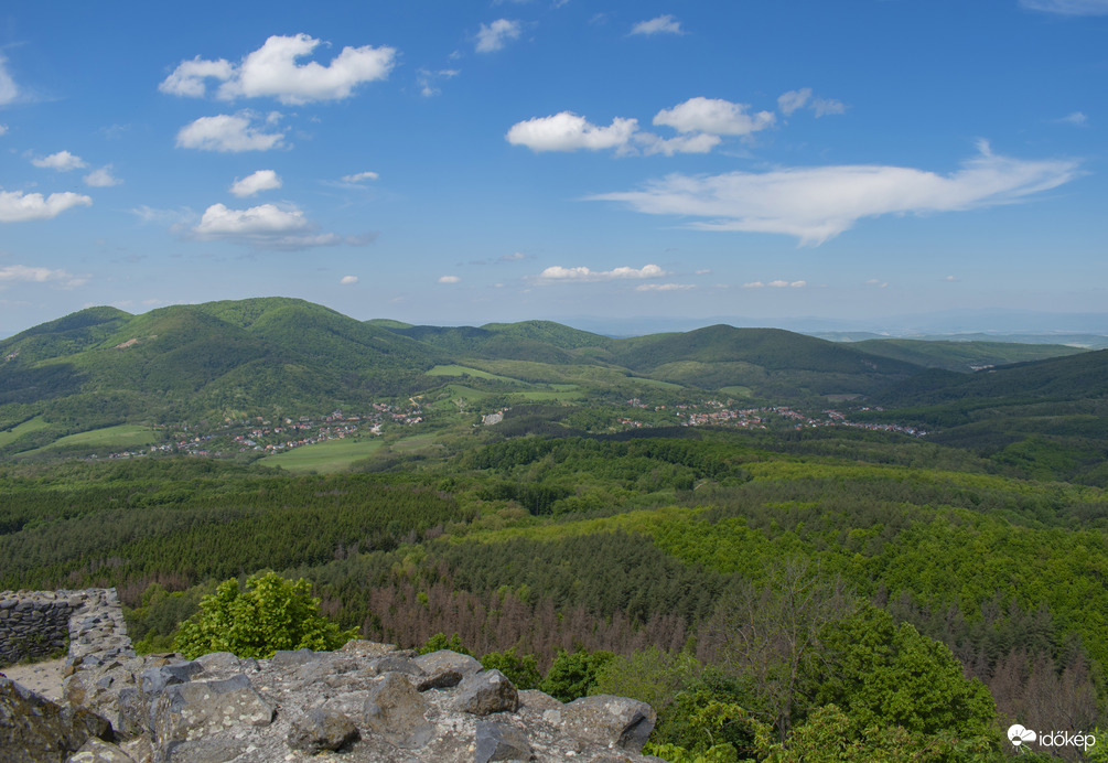 Somoskői vár, háttérben a Magas-tátra