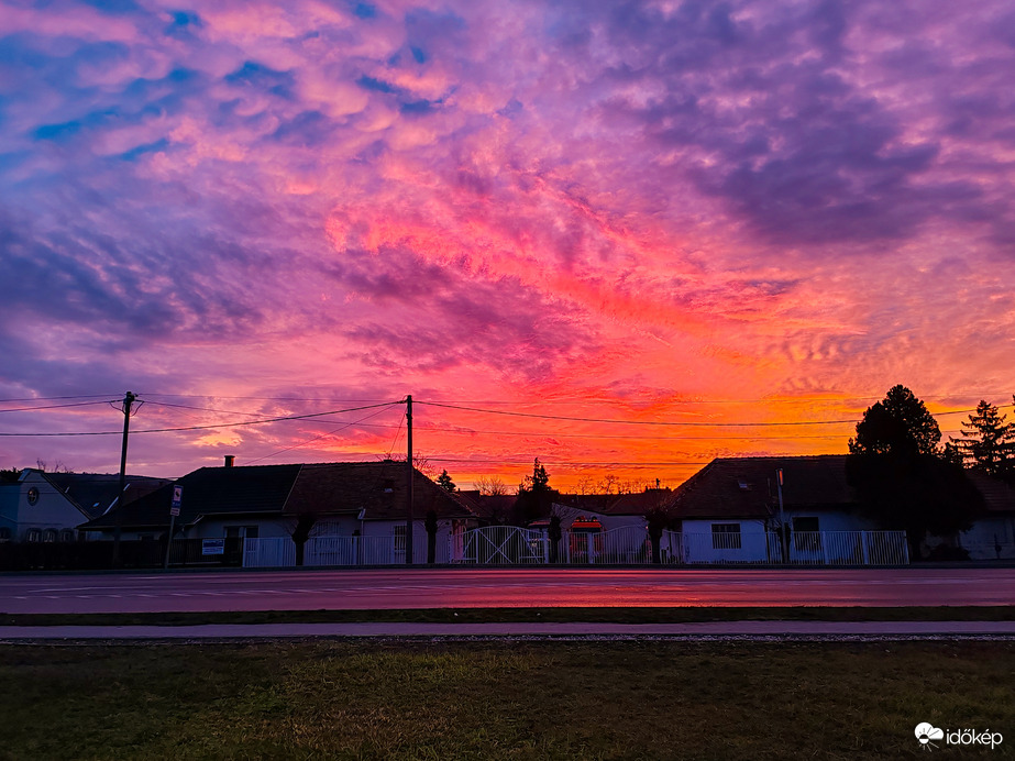 Ma reggeli káprázatos színekben pompázó napfelkelte