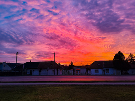 Ma reggeli káprázatos színekben pompázó napfelkelte