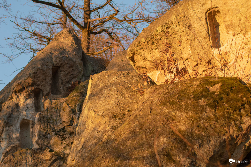 Szomolyai kaptárkő a naplementèben