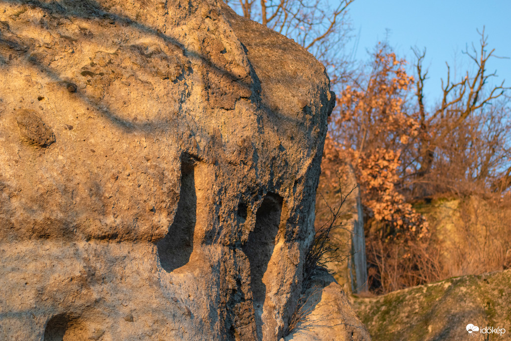 Szomolyai kaptárkő a naplementèben