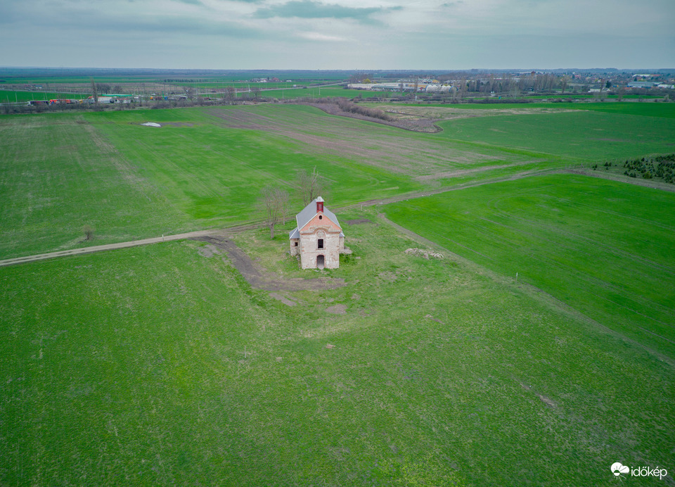 Kápolna a magasból