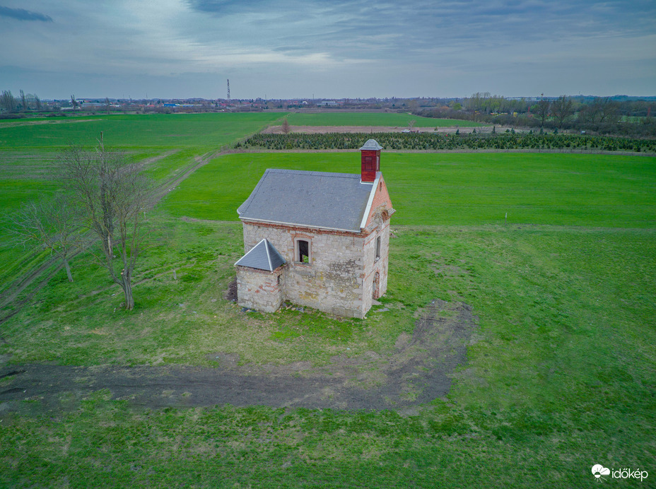 Kápolna a magasból