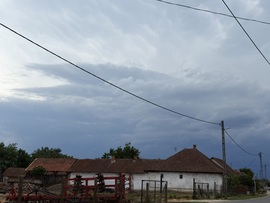 Érkezik