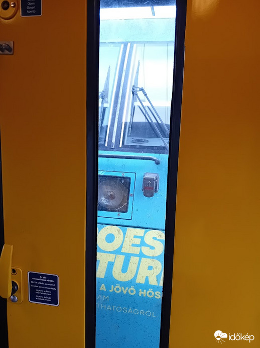 Mozdony mögött  :)