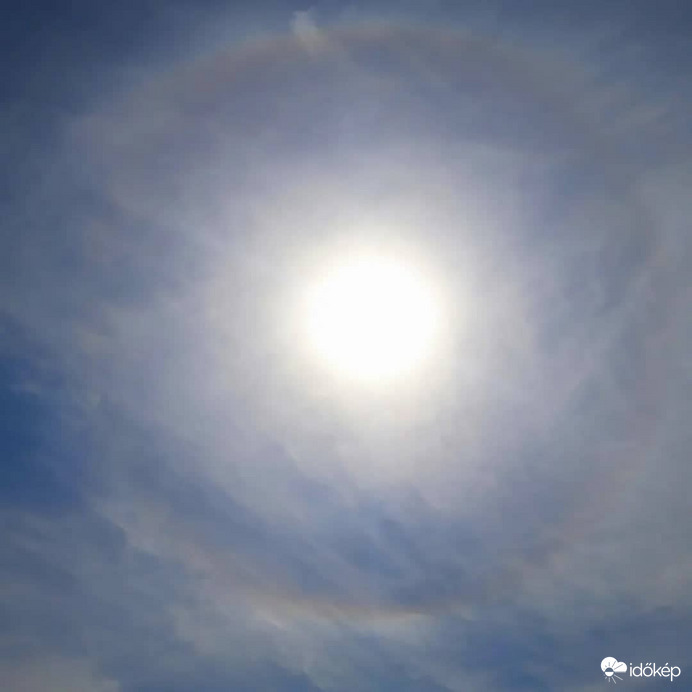 Valaki nagyon szeret minket 