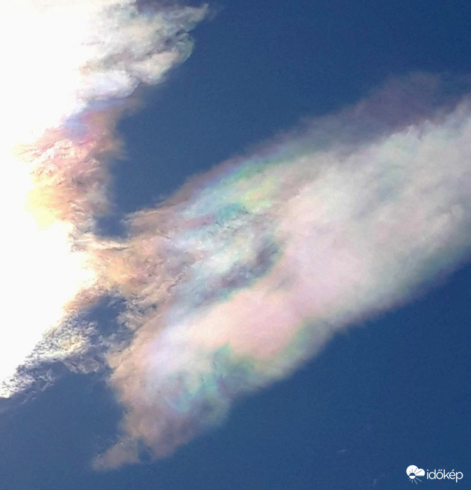 Irizáló felhők 