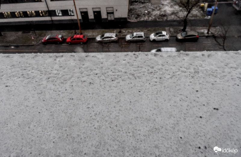 levegőminőség  nyomokban az eső mosta ablakpárkányon 