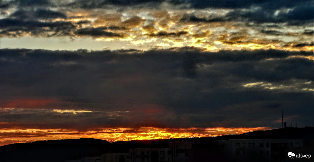 alkonyati fények a felhőn