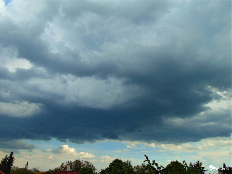 Felhők jönnek mennek