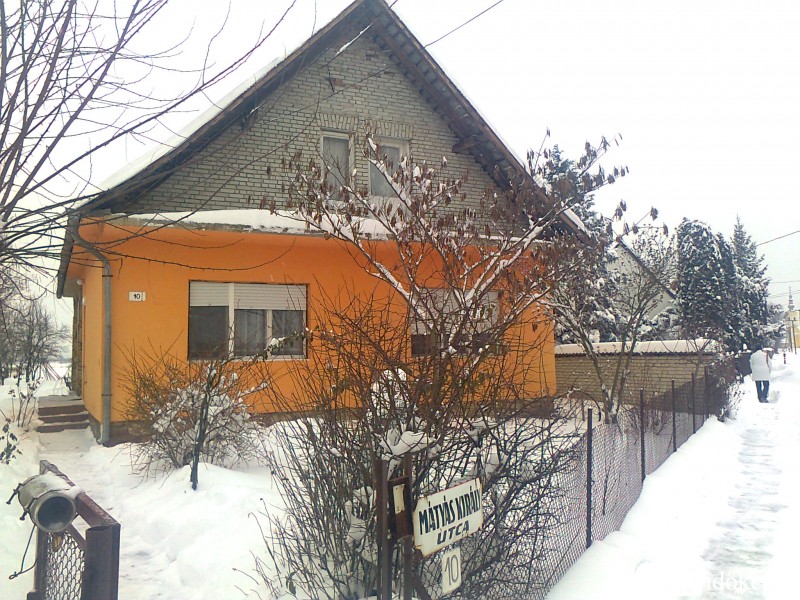 Házunk hófödte képe