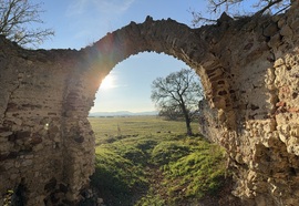 Napsütésben a sóstókáli templomrom