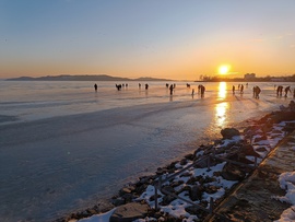 Korcsolyázók a Balaton jegén
