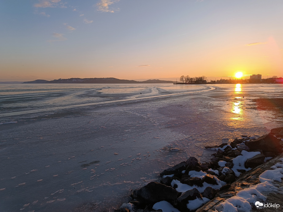Naplemente a befagyott Balatonon
