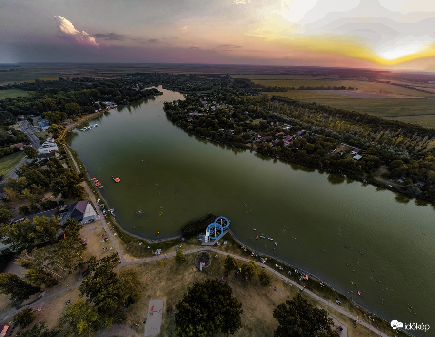 Szelid napnyugta a nagystrandon