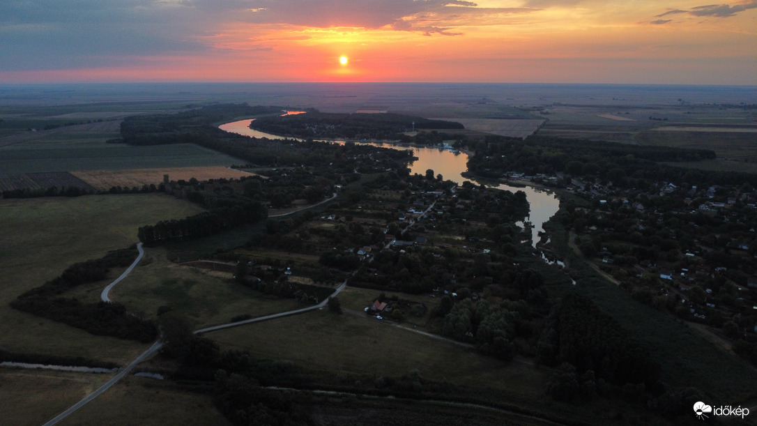 Kígyózó napkelte 