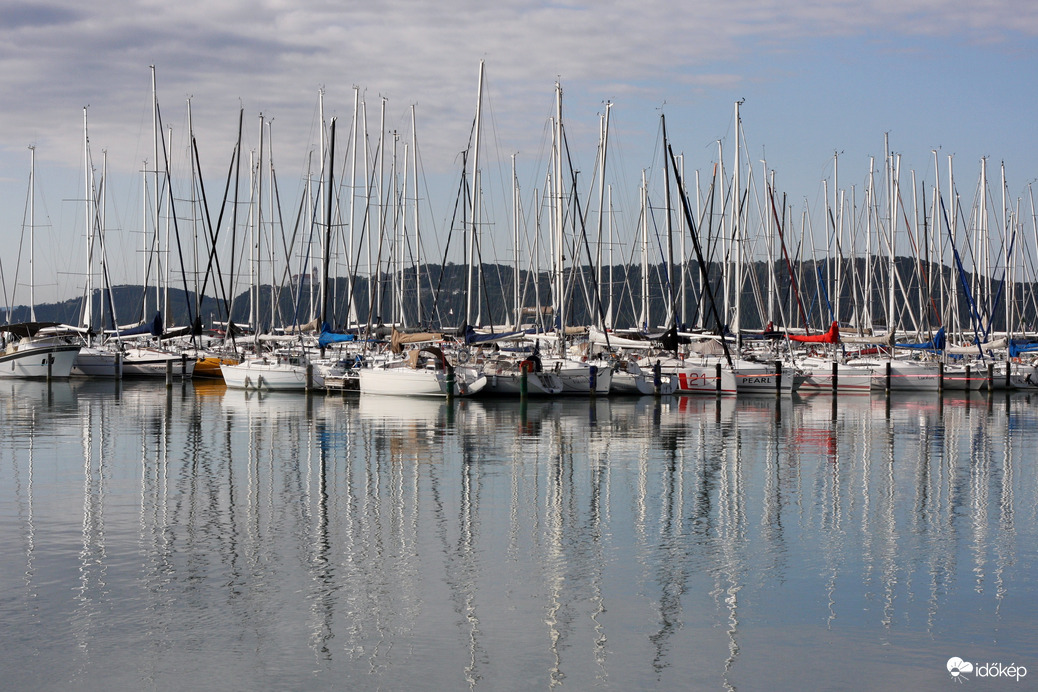 Tükröződés a füredi BYC kikötőnél