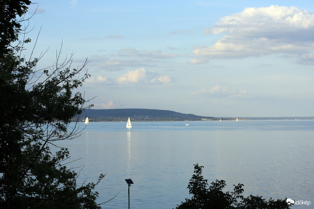 A tihanyi Darányi emlékoszlopnál