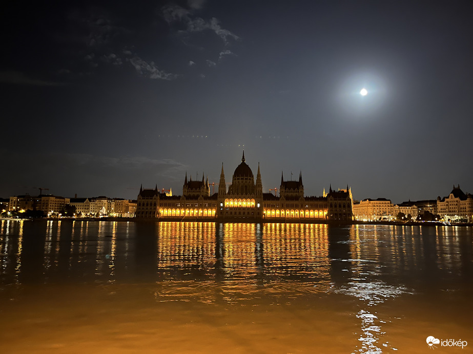 Parlament, telihold és árvíz