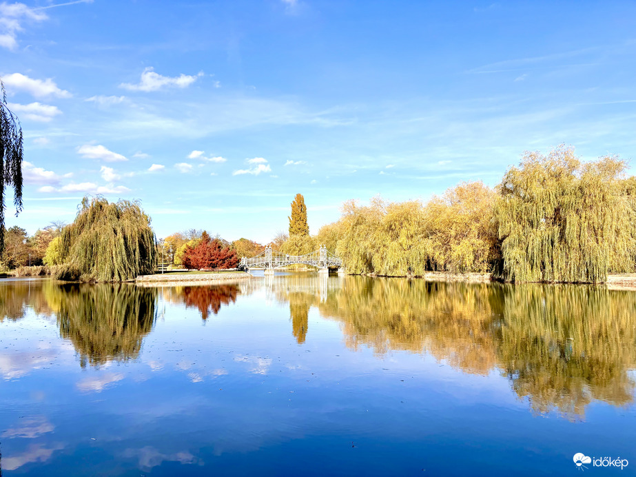 Tükrözödès a tavon