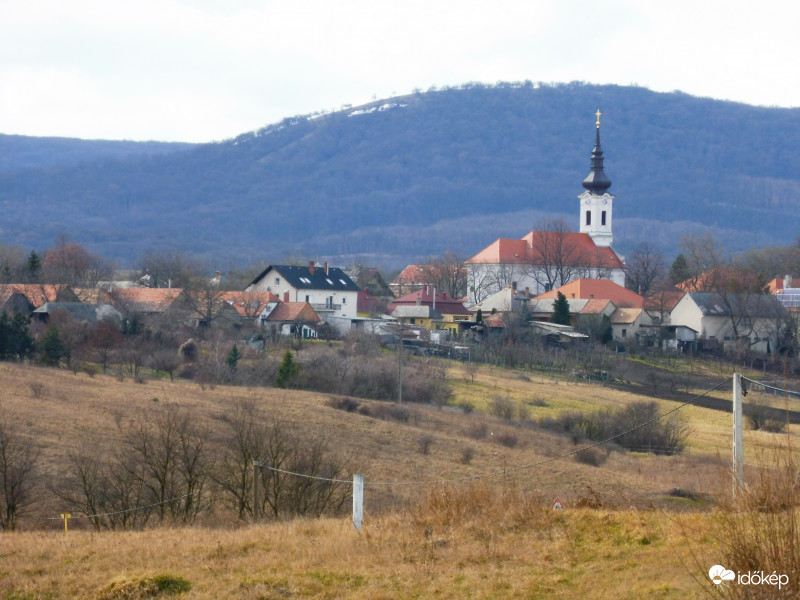 Hósapka a falu felett