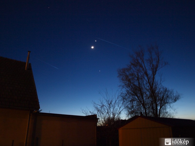 Hold, Vénusz és Jupiter bolygók, együttállása.