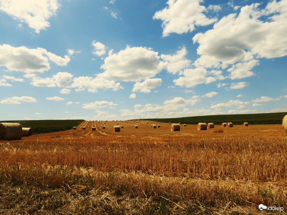 "Gomolyfelhők a bálák fölött"