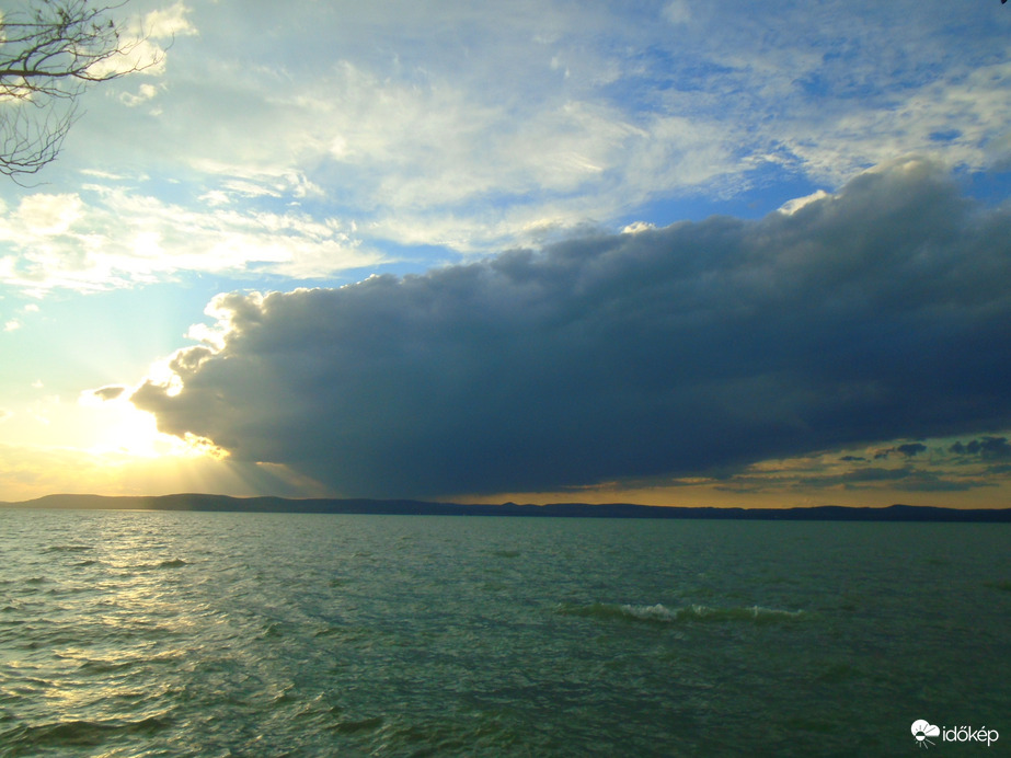 Esti felhőátvonulás Balatonszemesen