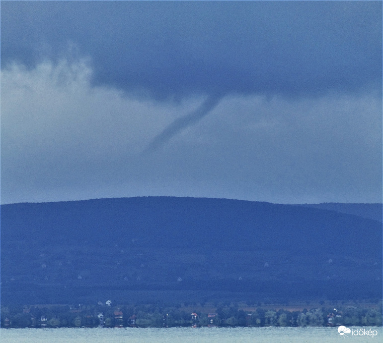Tuba a Balaton é-i partja felett