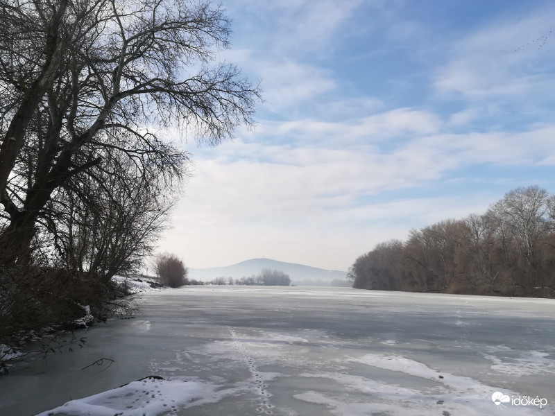 2019.01.31 A befagyott Tisza a Tokaji-heggyel