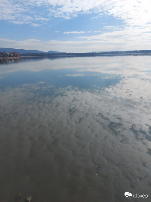 FELHŐK A TATAI TÓBAN