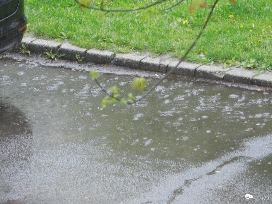 Szombathelyen locsog az eső